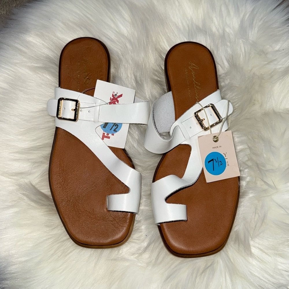 AVELLINI Kapua
White Leather 
Toe Ring Buckle 
Size 7 1/2
Made in Italy